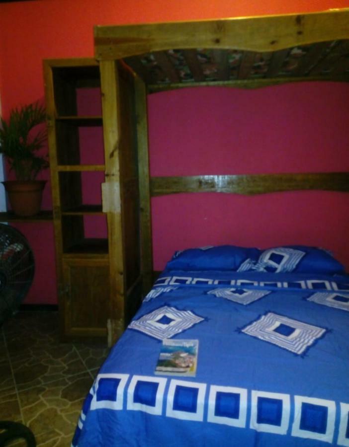 The Venue - Utila Hostel Ngoại thất bức ảnh